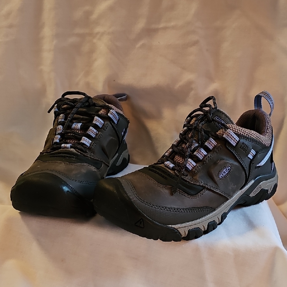Keen Women's Black and Gray Hiking Shoes
